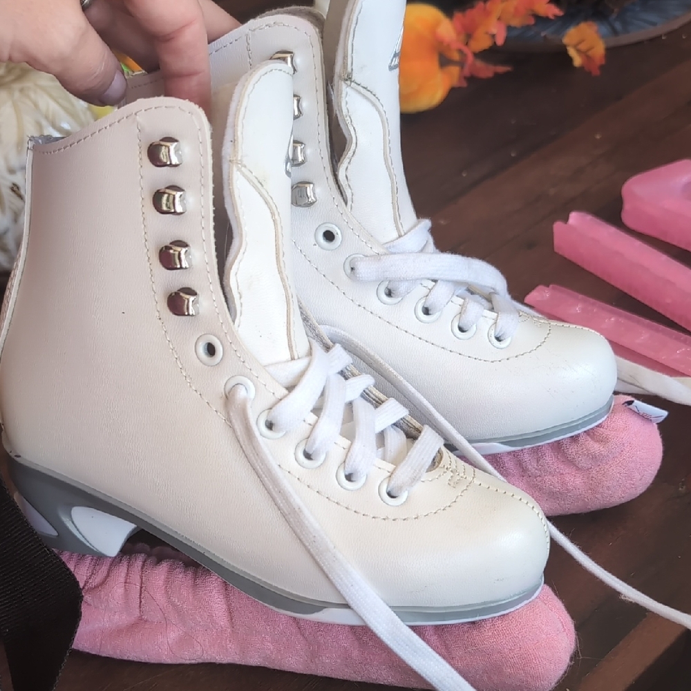 Jackson Girl's Ice Skates with Laces, Protective Covers, And Pink Carrying Bag